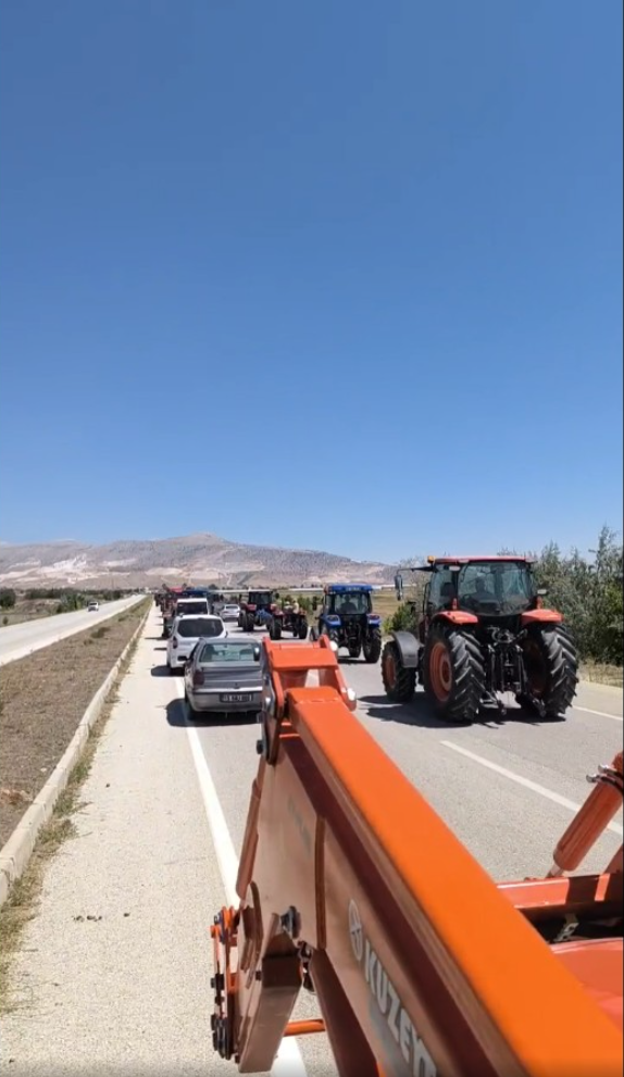 İzzet Akbulut'tan Burdurlu çiftçilerin traktörlü eylemine destek!