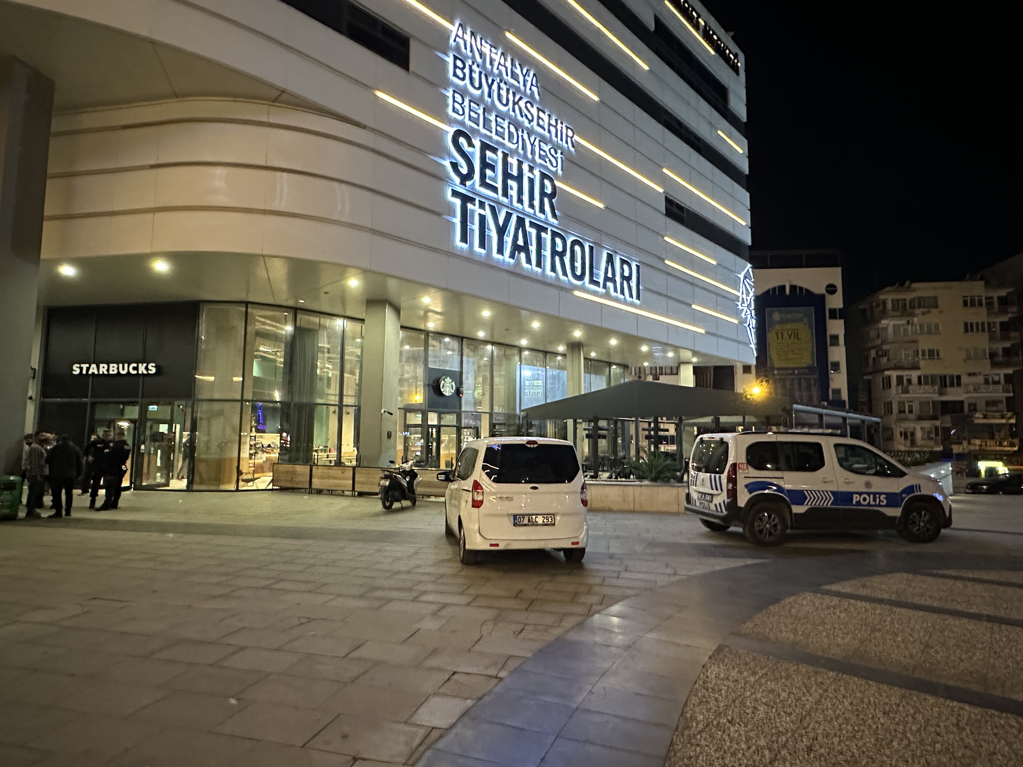 Antalya'da Starbucks'a molotoflu saldırı