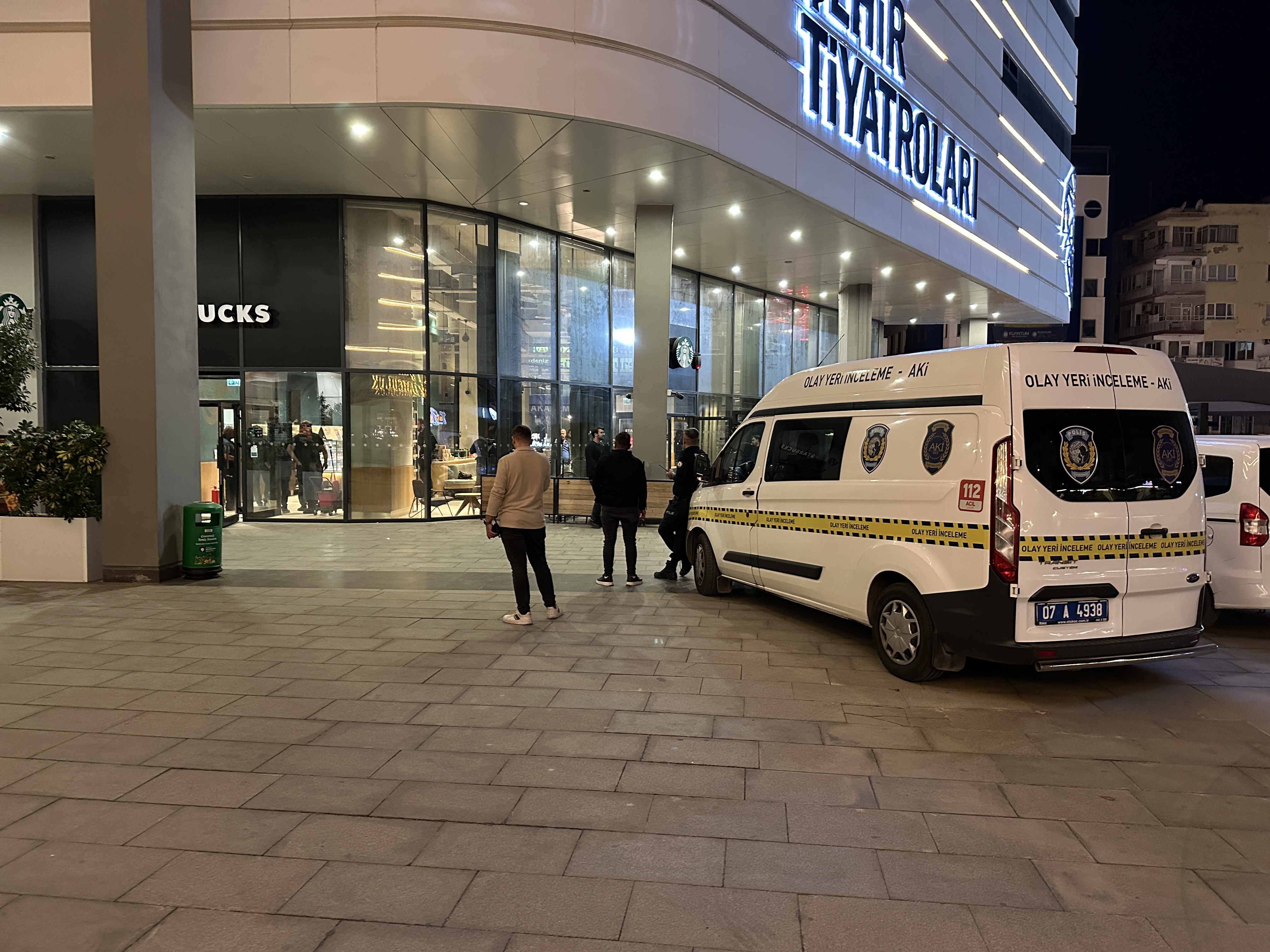 Antalya'da Starbucks'a molotoflu saldırı