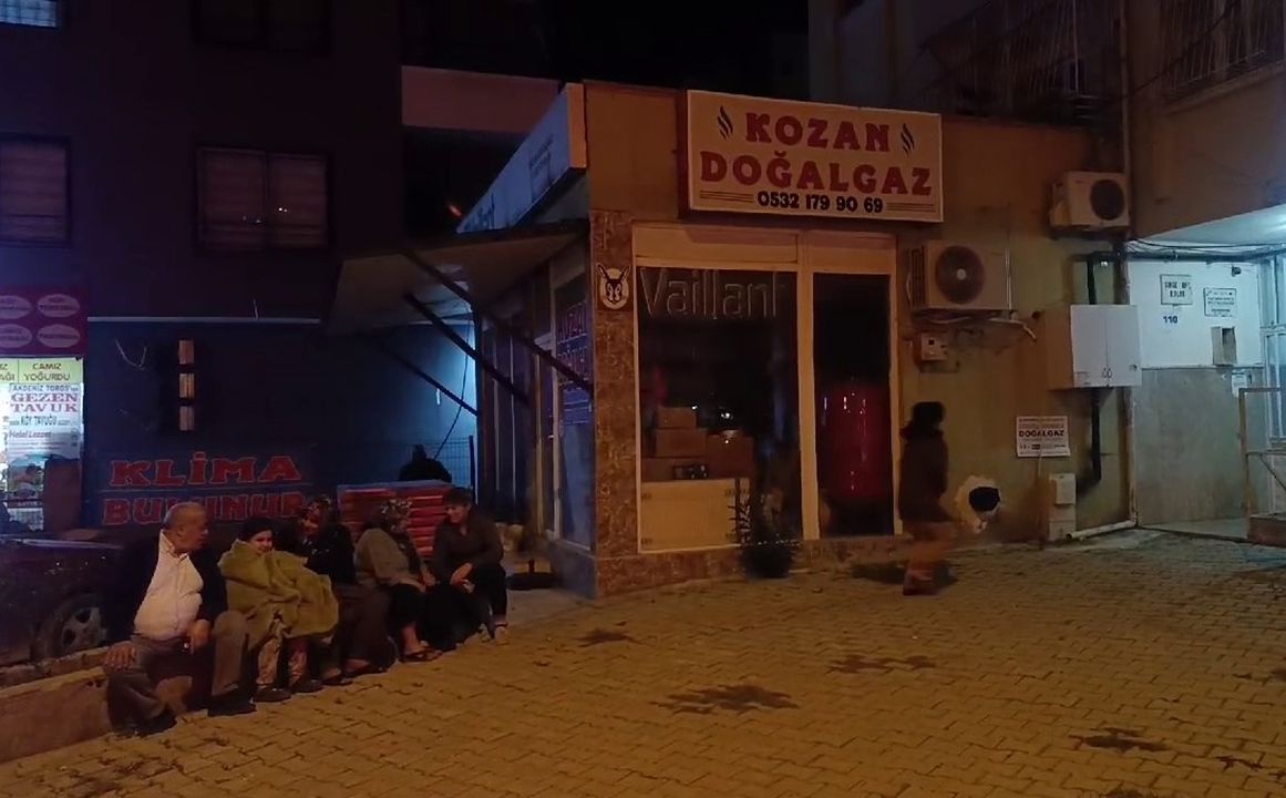 Adana Depremi Kamerada! Vatandaşlar Sokaklara Döküldü 3