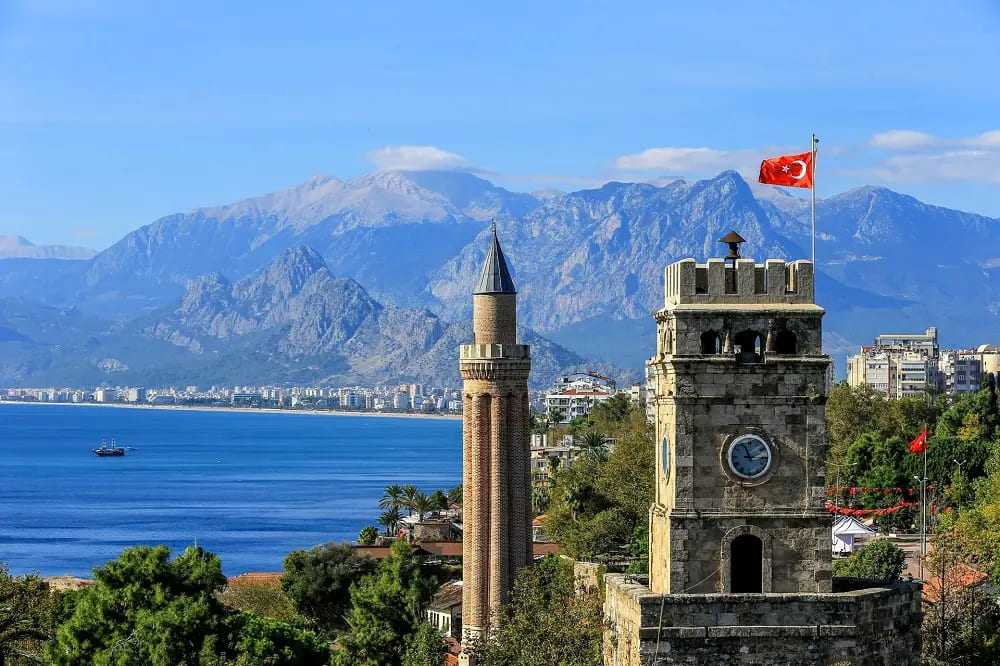 Antalya ve Çevre İllerde Güneşli ve Az Bulutlu Bir Gün Bekleniyor