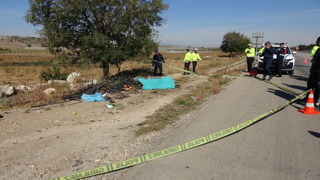 Burdur Antalya Yolunda Kediye Çarpıp Öldü-1