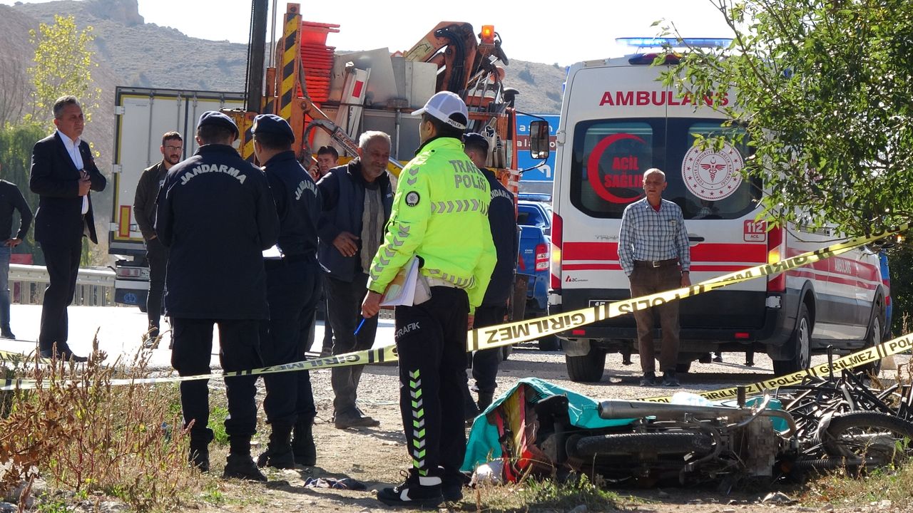 Burdur Antalya Yolunda Kediye Çarpıp Öldü 3