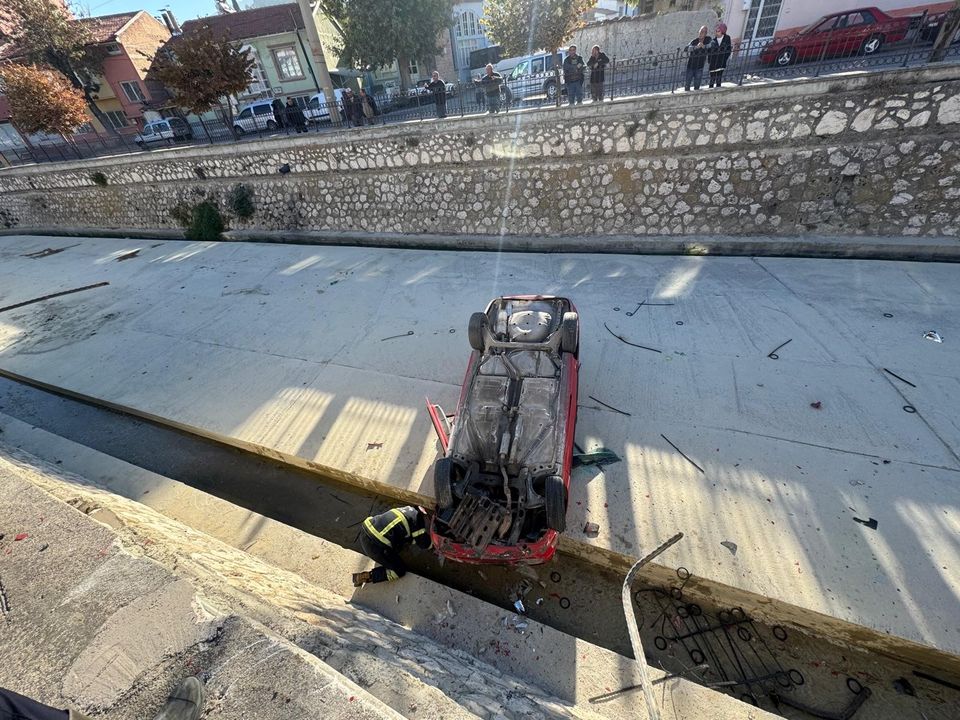 Burdur'da Bariyerleri Aşan Araç Çaya Uçtu 2