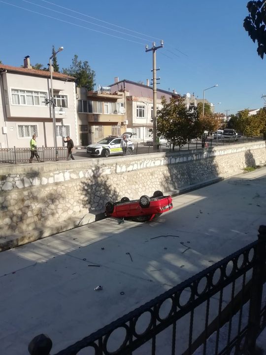 Burdur'da Bariyerleri Aşan Araç Çaya Uçtu 3