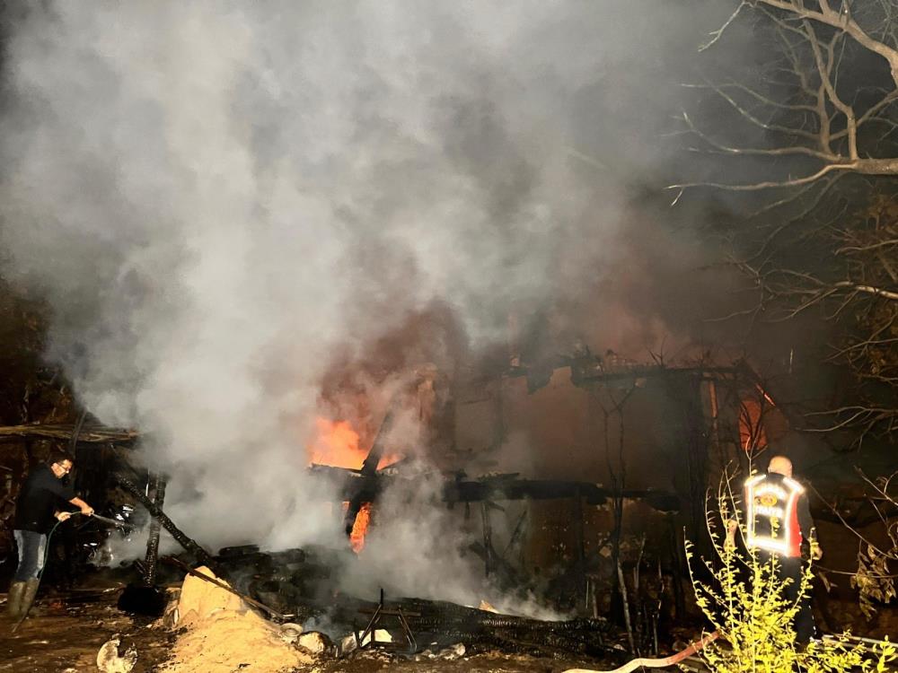 Burdur'da Metruk Binada Çıkan Yangın 2 Evi Kül Etti