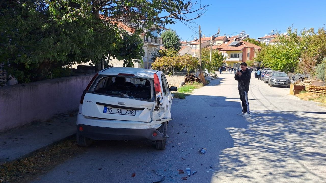 Burdur'da Ptt Kargo Aracı Evin Bahçesine Uçtu 3