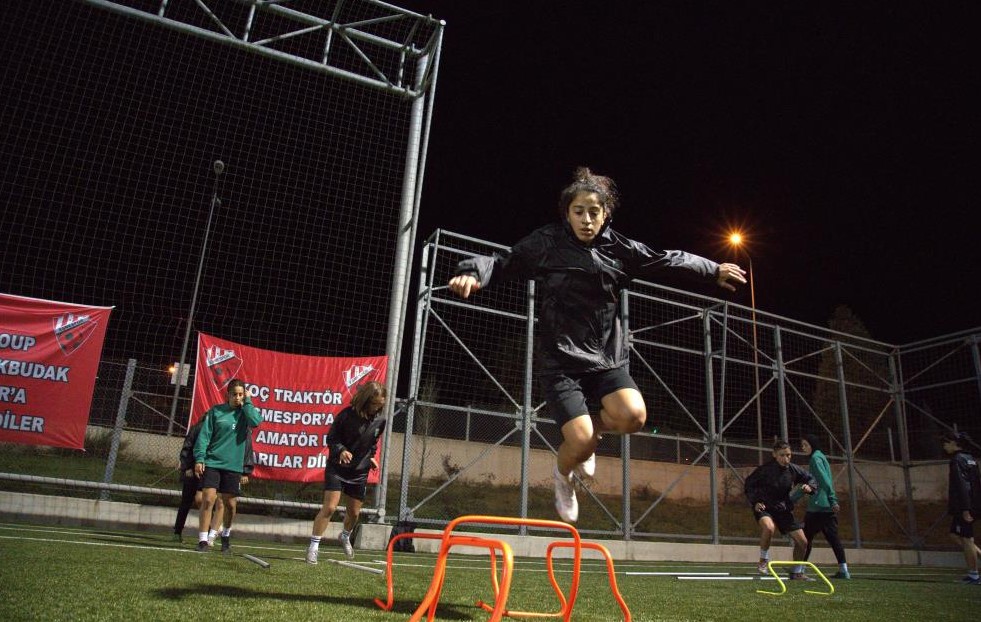 14 Yaşındaki Sümeyye Kadın Futbol Tarihine Adını Yazdırdı!