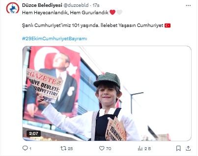 Gazeteci Çocuk Sokaklarda Yazıyor Cumhuriyet'in İlanını Yazıyor 2