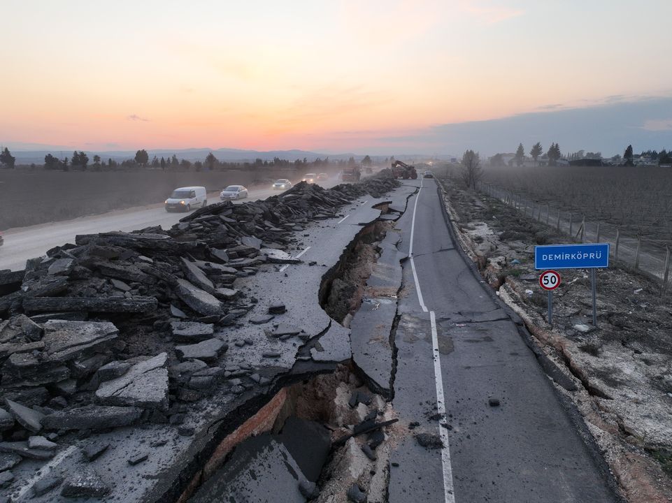 Hatay'da Depremin Parçaladığı Yolun İlk Köprüsü Tamamlandı 2