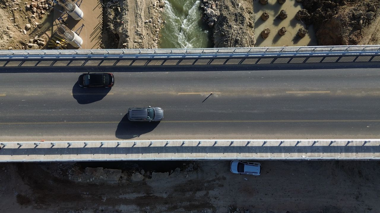 Hatay'da Depremin Parçaladığı Yolun İlk Köprüsü Tamamlandı 3