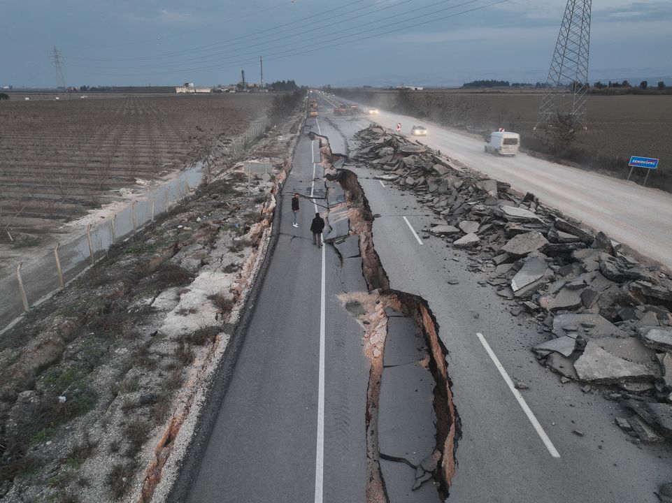 Hatay'da Depremin Parçaladığı Yolun İlk Köprüsü Tamamlandı 4