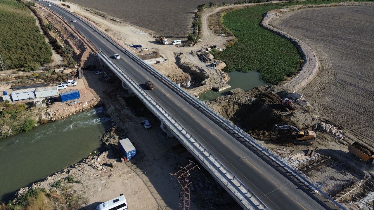 Hatay'da Depremin Parçaladığı Yolun İlk Köprüsü Tamamlandı 5