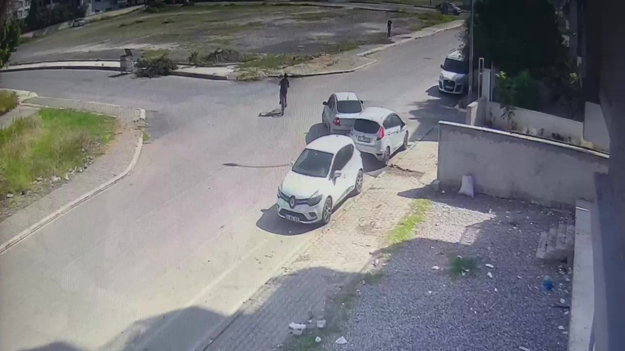 Hatay'da Geri Gelirken Park Halindeki Araca Çarpıp Kaçtı! 2