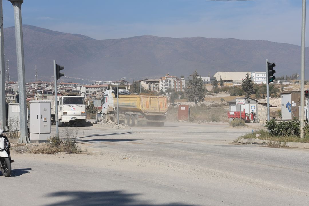 Hatay'da Hafriyat Kamyonu Otomobili Metrelerce Sürükledi 4