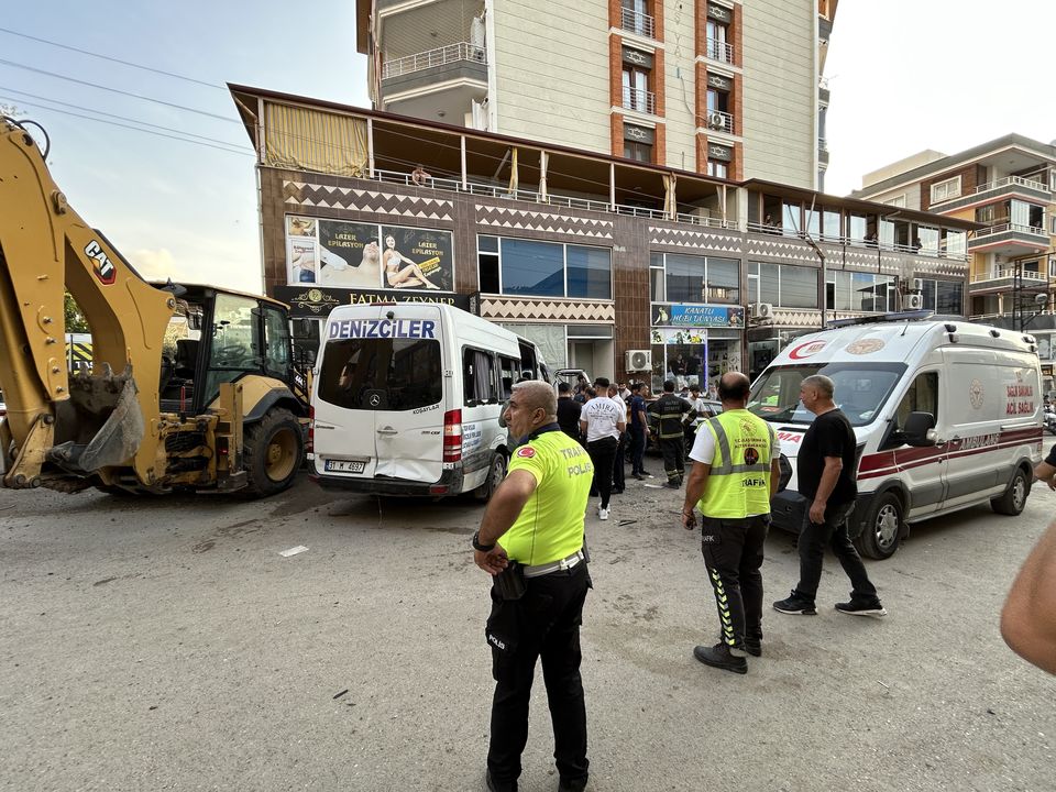 Hatay'da Kepçe 7 Aracı Ezdi Saniyelerle Kurtuldular 3