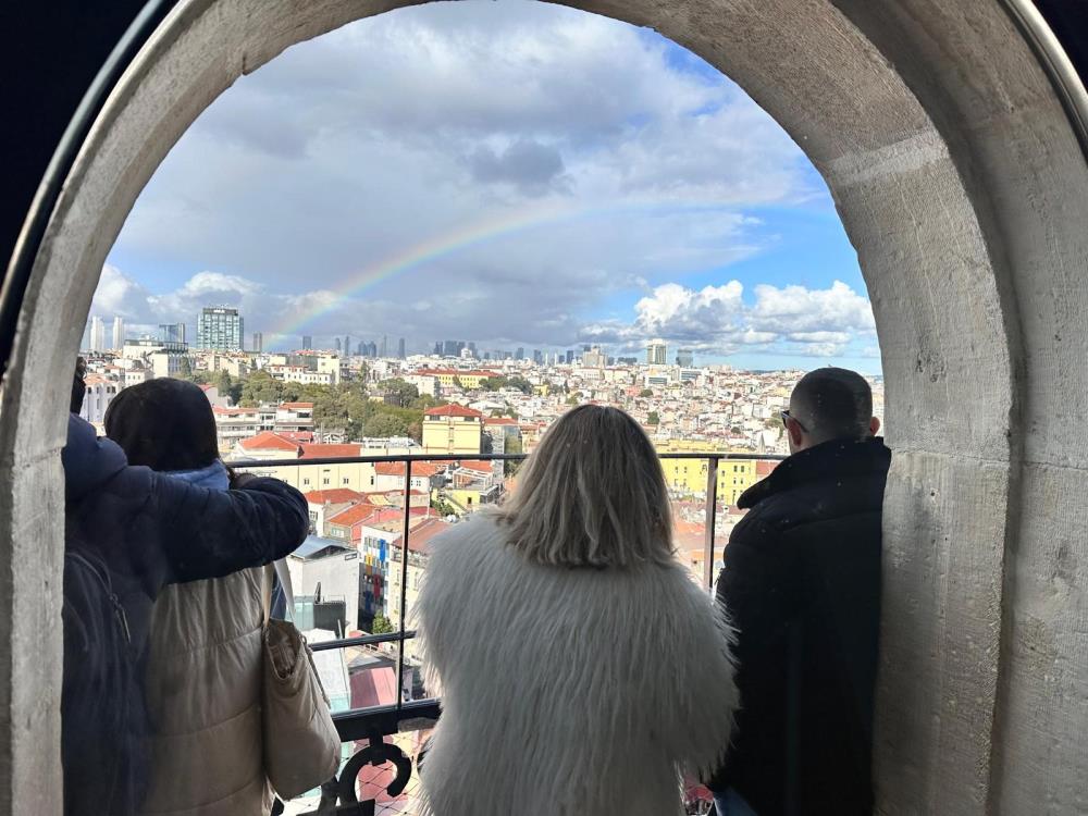 İstanbul'da Gökkuşağı Çıktı: Turistleri Hayran Bıraktı