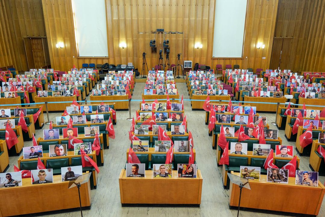 İyi̇ Parti Grubunda Dervişoğlu Kürsüye Urganla Çıktı  Result