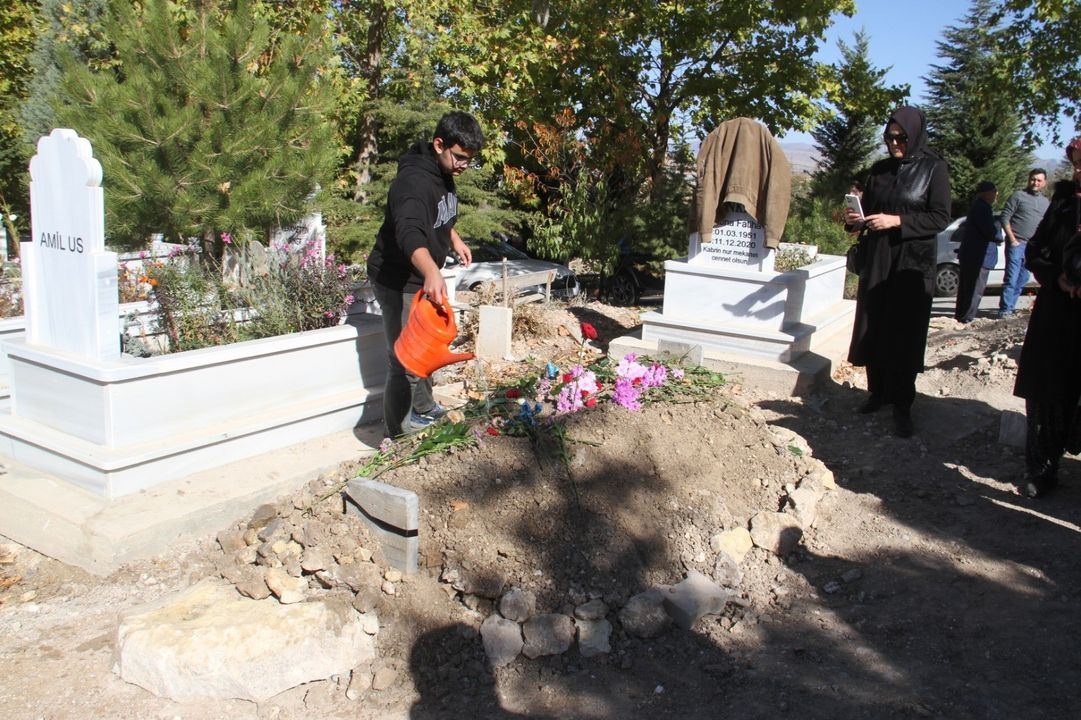 Konya'da Öğretmen Kocasının Katlettiği Kadın Öğretmen Defnedildi 4