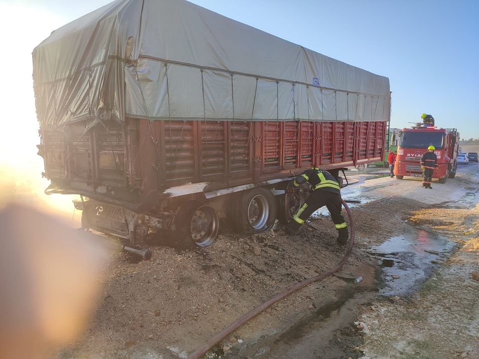 Mersin Tarsus'ta Mısır Yüklü Tır Alev Alev Yandı  2