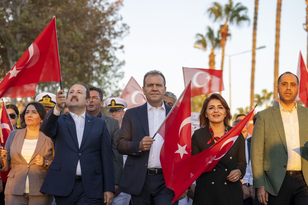 Mersinli Gençler 101 Metrelik Türk Bayrağıyla Yürüdüler 3