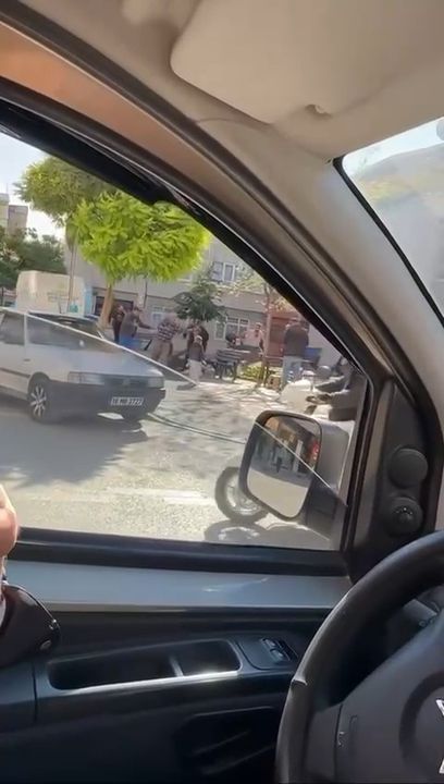 Yanlarındaki Çocuklara Aldırmadan Kavgaya Tutuştular 3