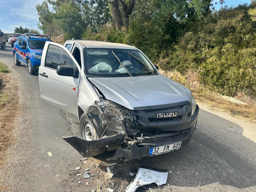 Antalya Manavgat'ta Kamyonet ve Otomobil Çarpıştı: 3 Yaralı