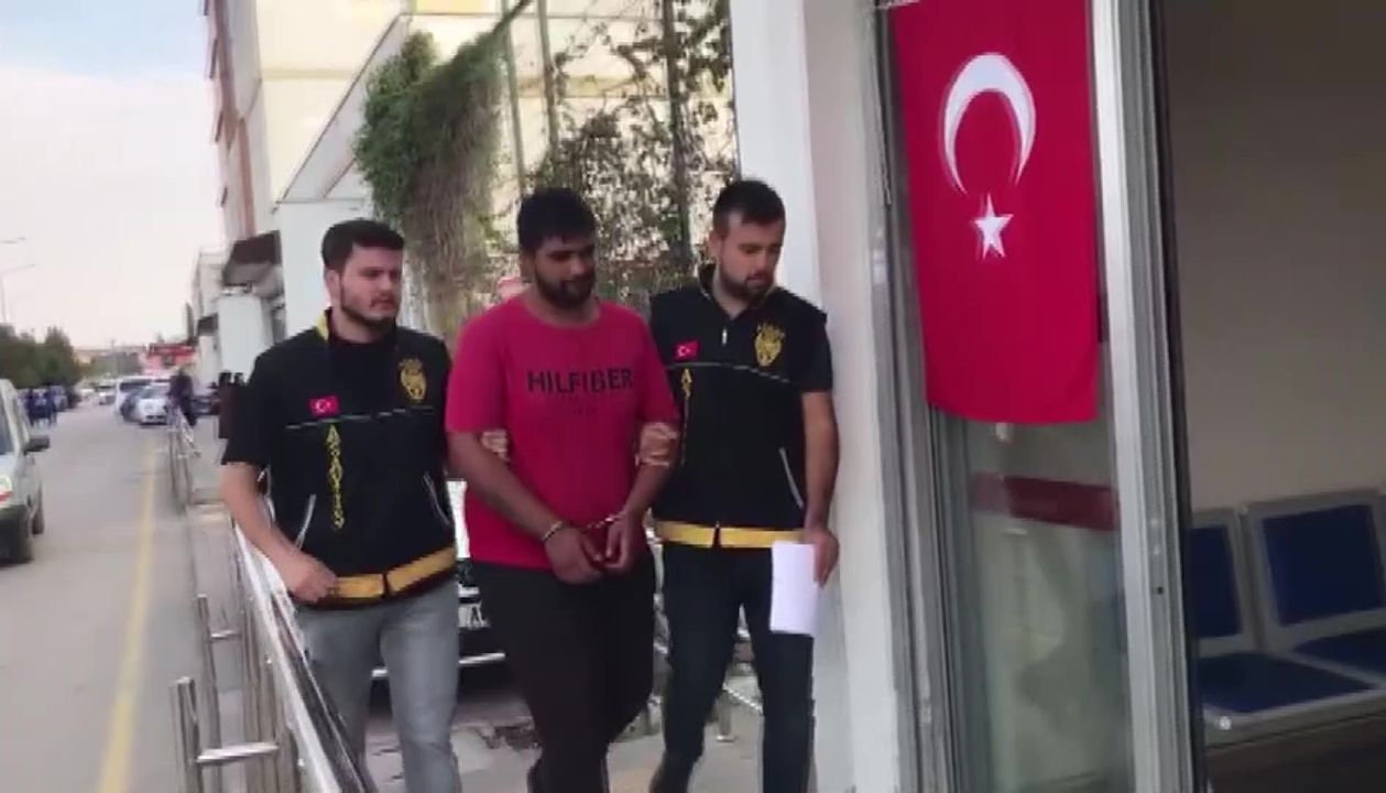 Adana'da Çakmak Işığıyla Hırsızlık!  2