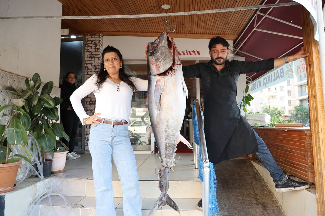 Adana'da İnsan Boyunda Orkinosu Gören Maket Sandı 2