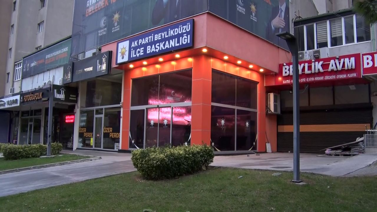 Akp İlçe Binasına Saldırı Kamerada 3