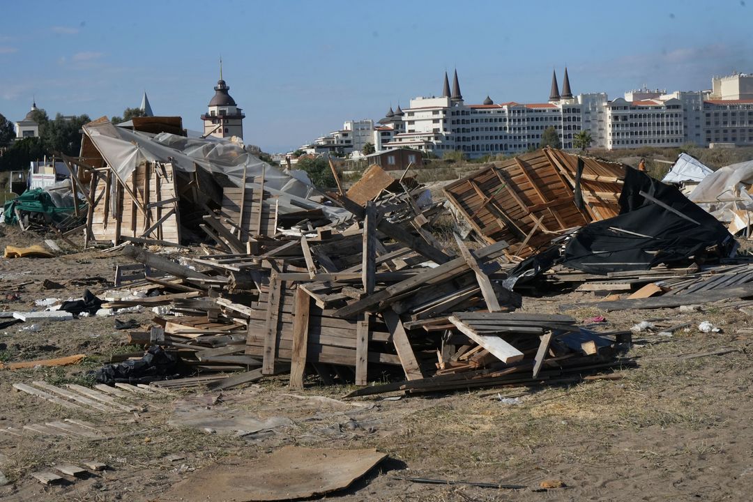 Antalya Kumköyde Çardaklar Yıkılınca Hurdacılar Akın Etti 5