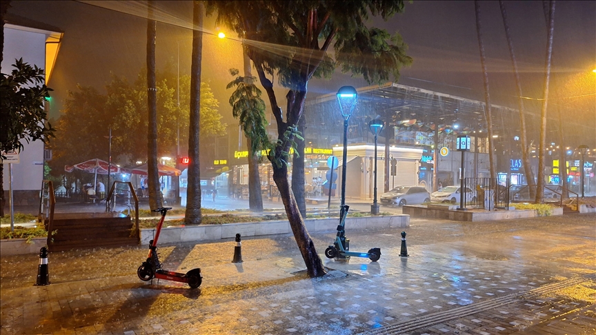 Antalya ve Çevre İllerde Sağanak Yağış Bekleniyor