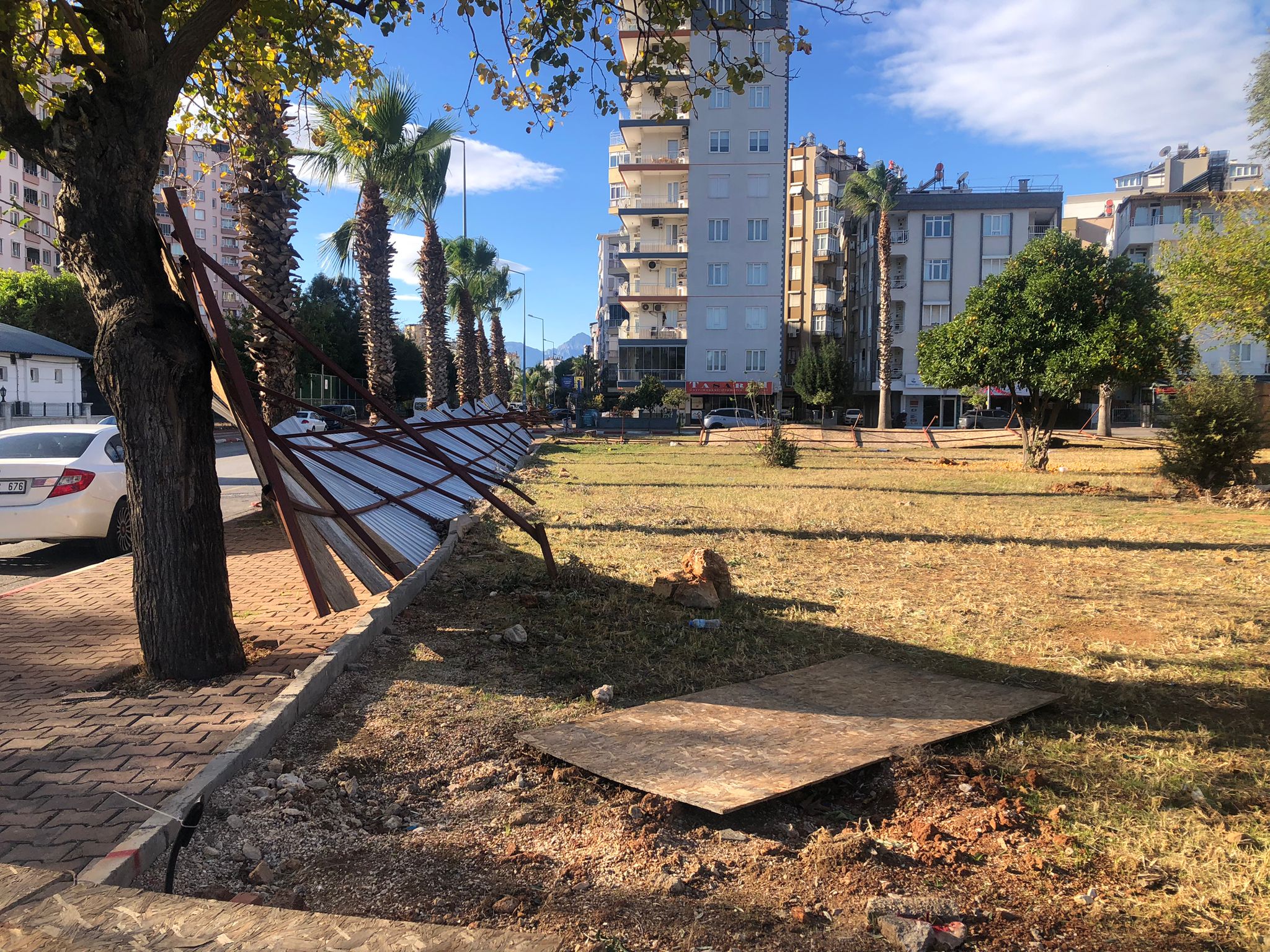 Antalya'da Etkili Olan Fırtına Baro İnşaatını Vurdu