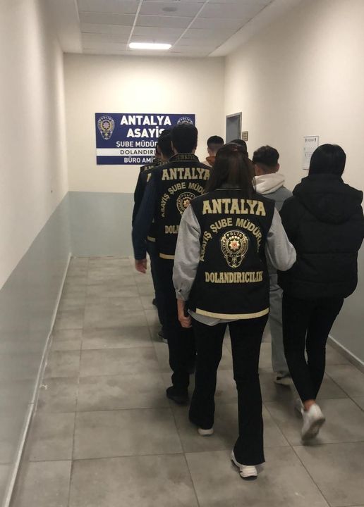 Antalyada Kendilerini Polis Olarak Tanıtıp Dolandırdılar 2