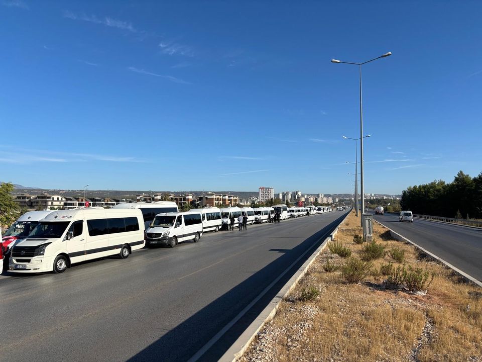 Antalya'da Servis Araçlarına C Plaka Mecburiyeti! Servisçilerden 2 Bin Araçlık Konvoy 4