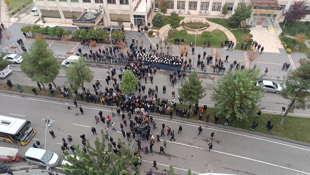 Batman Belediyesi Önünde Göstericiler ve Polis Arasında Arbede: 9 Gözaltı