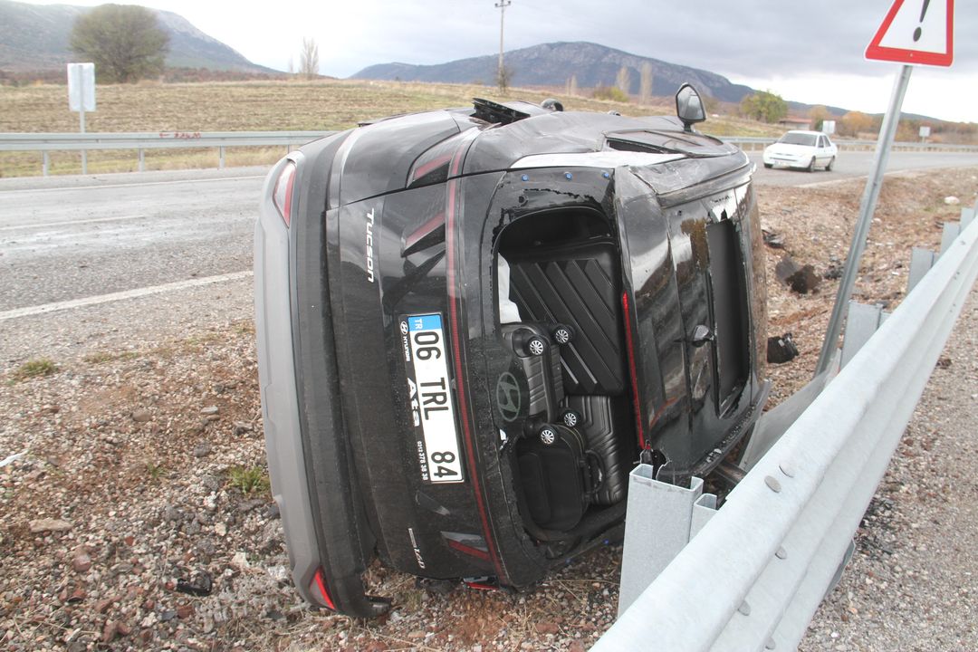 Beyşehir Antalya Yolunda Takla Atan Cip Karşı Şeride Düştü 3