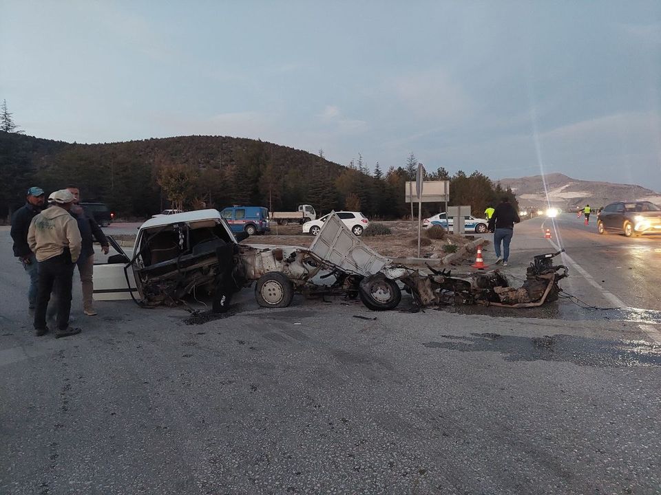 Burdur Fethiye Karayolu Kaza! Otomobil İkiye Bölündü 6 Yaralı 3