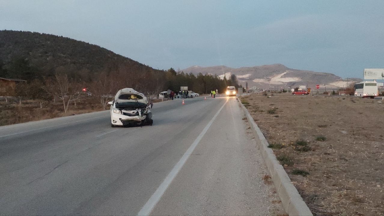 Burdur Fethiye Karayolu Kaza! Otomobil İkiye Bölündü 6 Yaralı 4