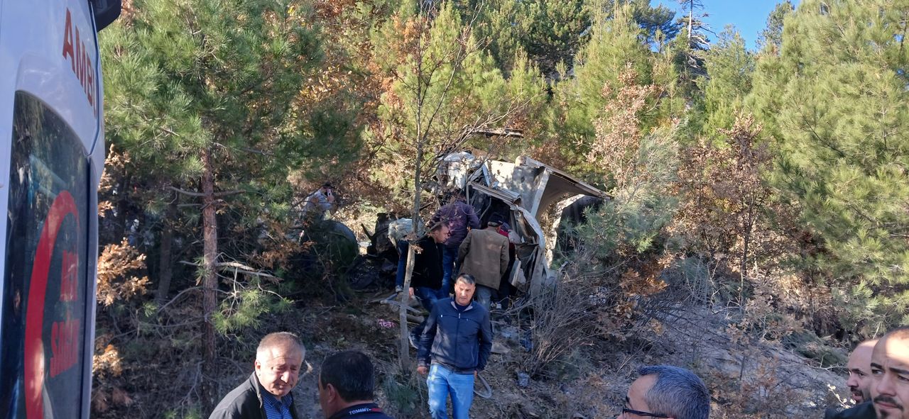 Burdur'da Freni Patlayan Hafriyat Kamyonu Uçuruma Düştü  3