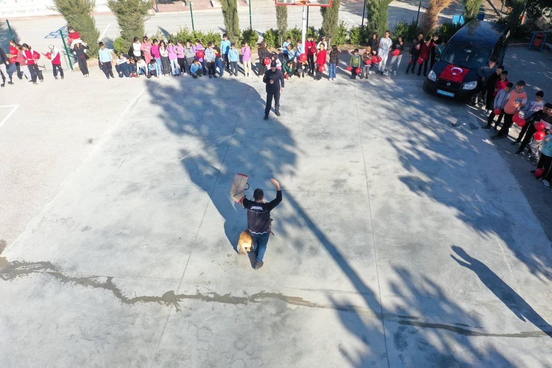 Öğrencilerden Jandarmaya Yoğun İlgi