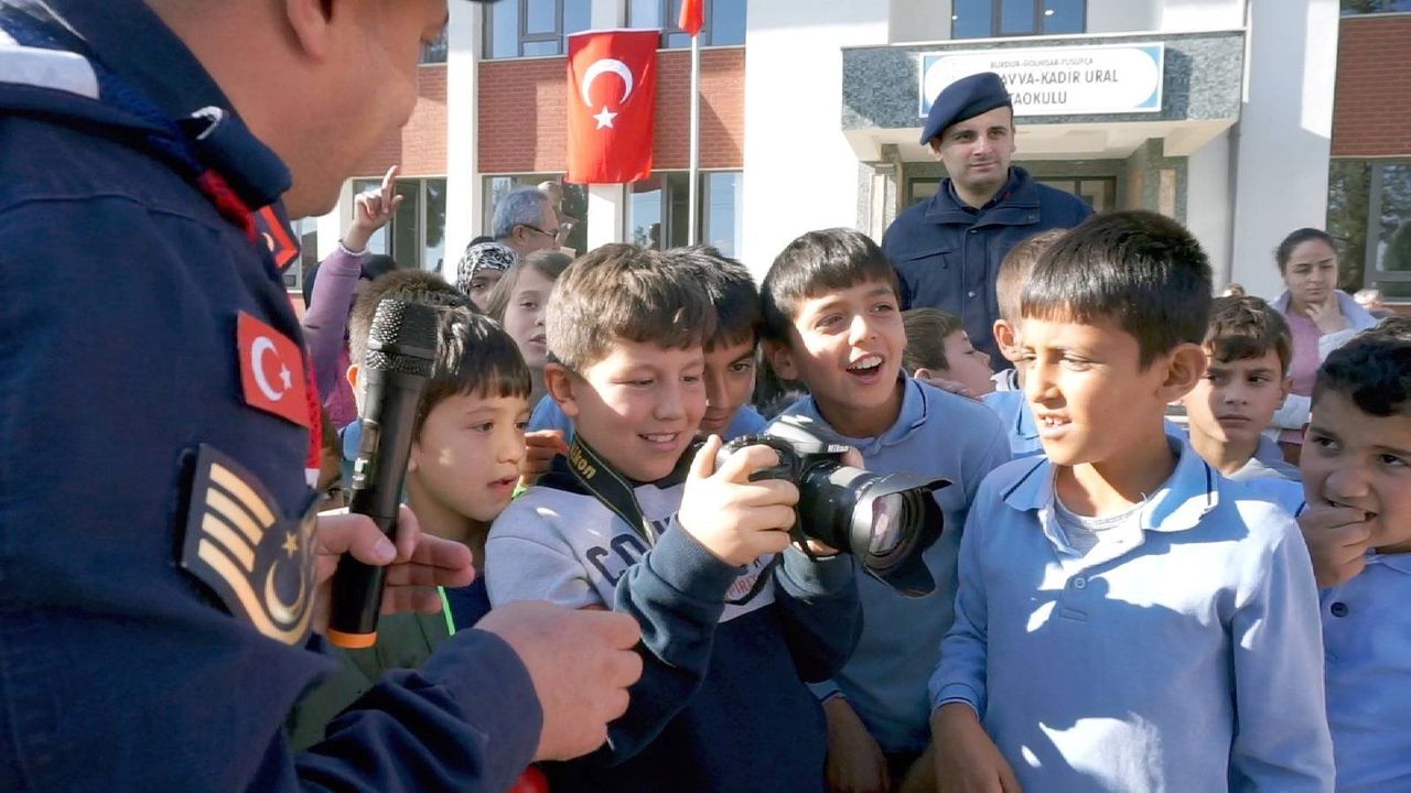 Öğrencilerden Jandarmaya Yoğun İlgi 