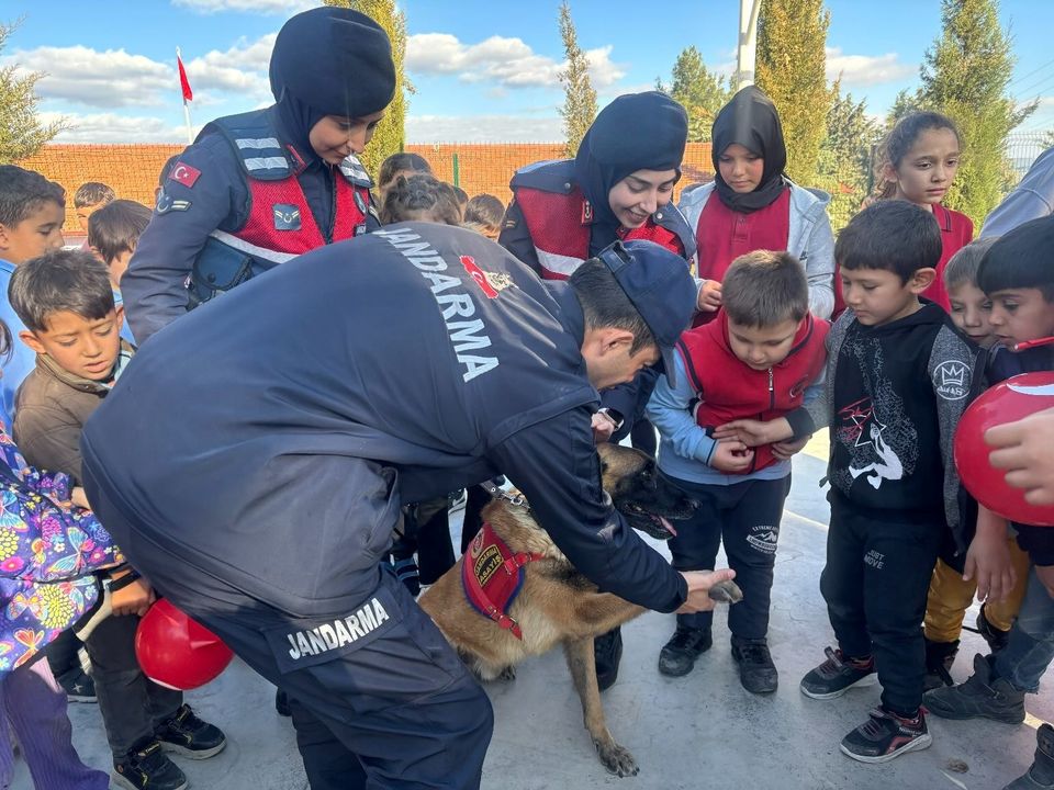 Öğrencilerden Jandarmaya Yoğun İlgi 