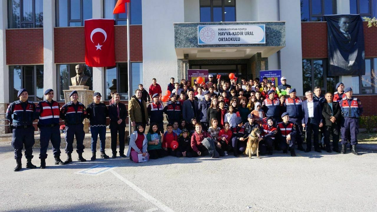 Burdur'da Öğrencilerden Jandarmaya Yoğun İlgi 