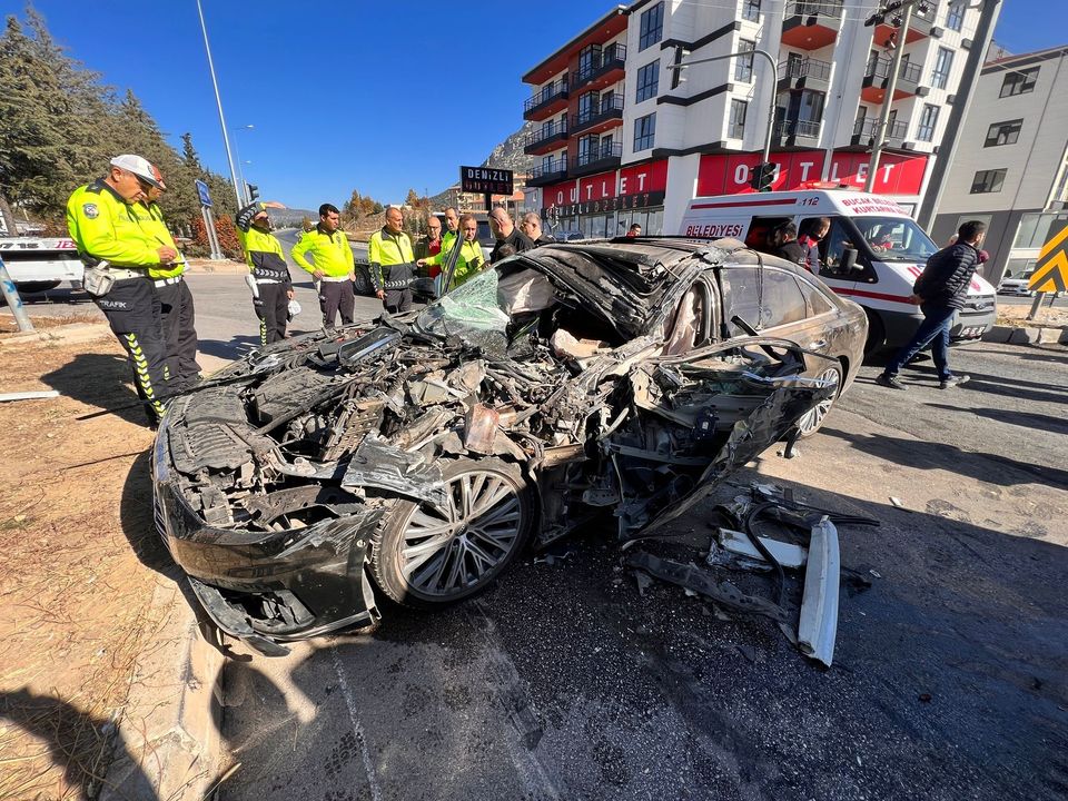 Burdur'da Lüks Otomobil Kırmızı Işıkta Kamyona Çarptı 3