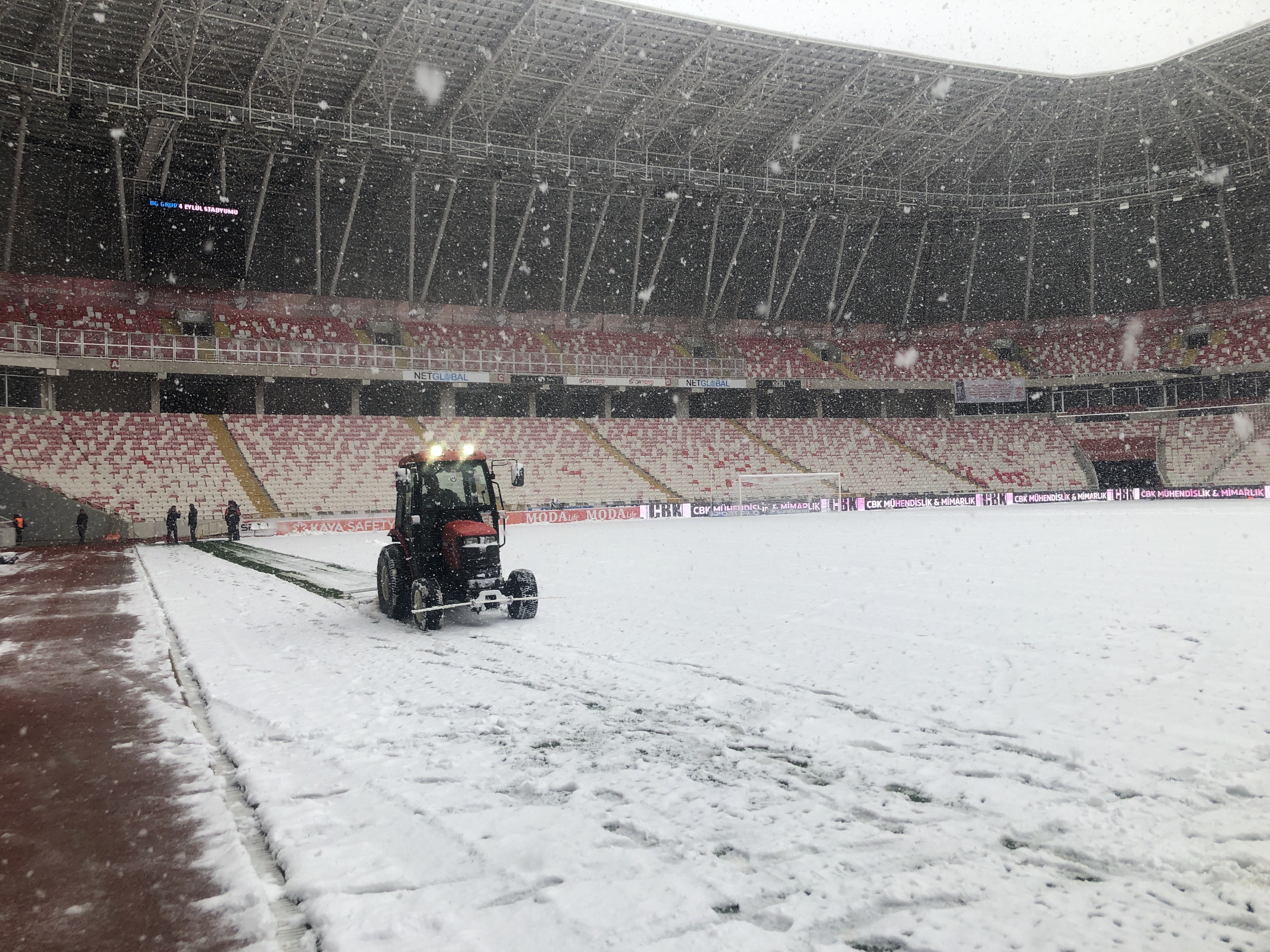 Süper Lig’de Kar Engeli: Sivasspor Kasımpaşa Maçı İptal mi Oldu?