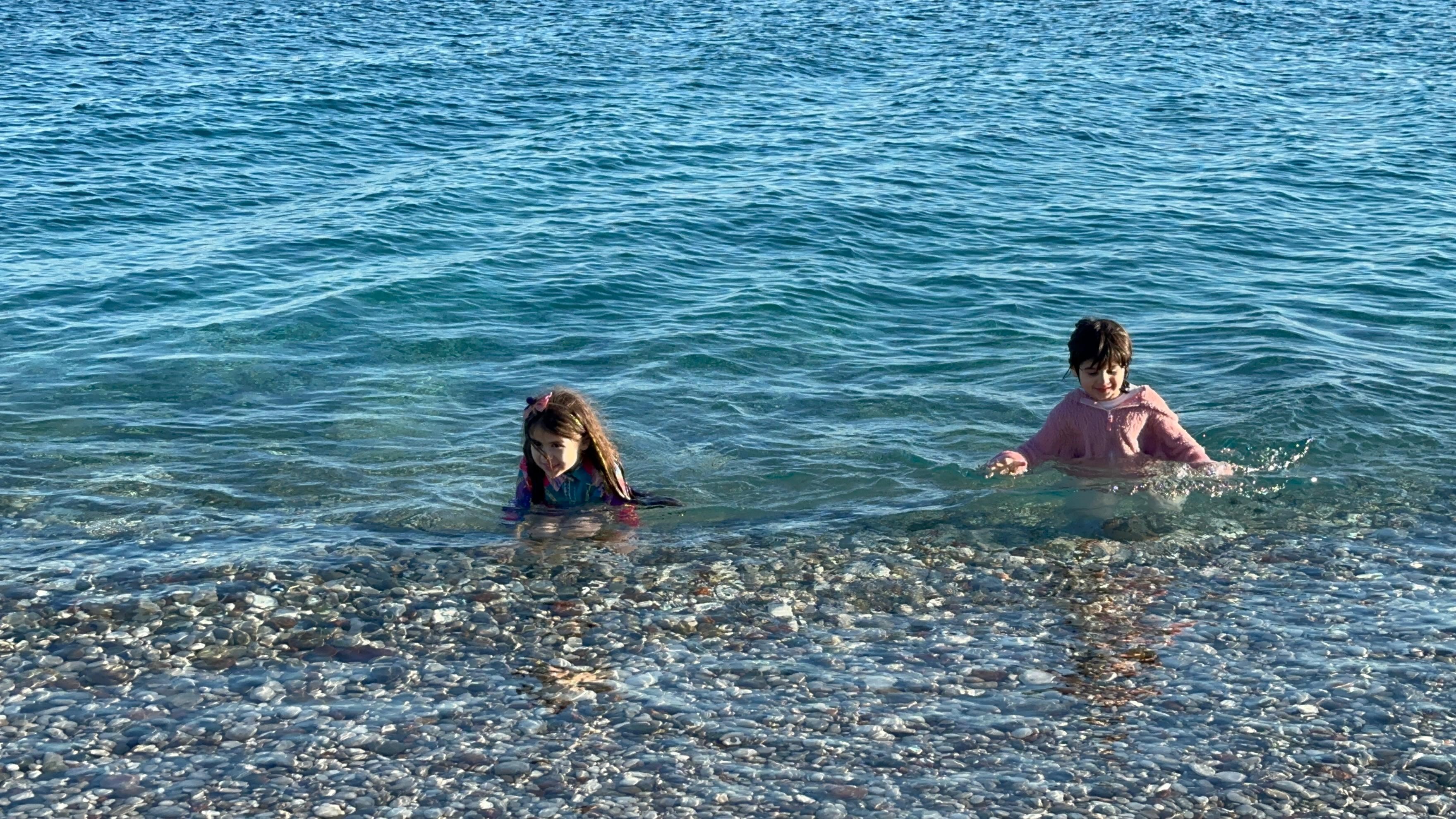 Antalya’da Fırtına ve Güneş Bir Arada! Konyaaltı Sahili’nde Denize Girdiler