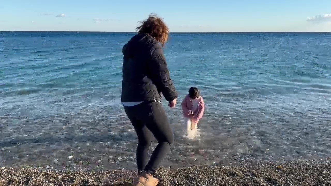 Antalya’da Fırtına ve Güneş Bir Arada! Konyaaltı Sahili’nde Denize Girdiler