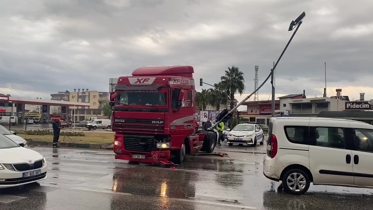 Serik Antalya Trafik Kazası Tır (1)