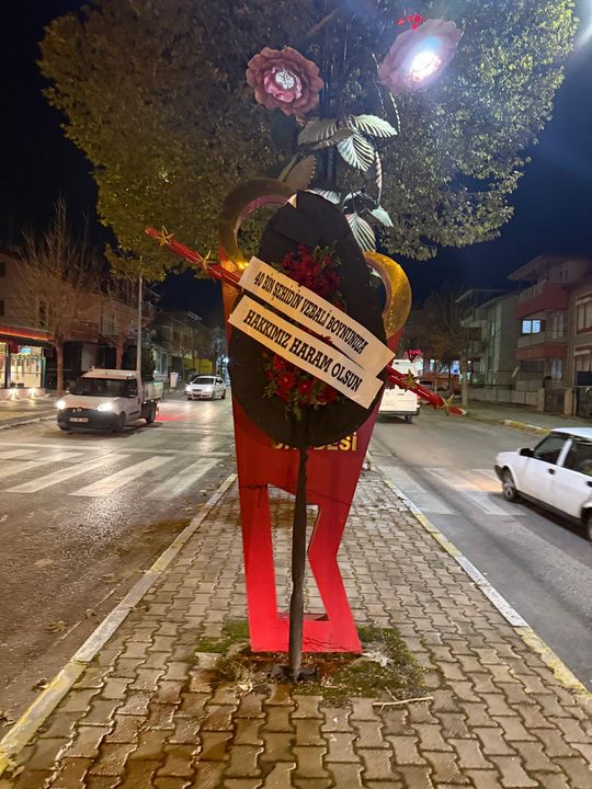 Ispartada Bahçeliye Siyah Çelenkli Protesto 2